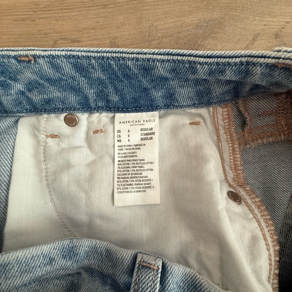 American Eagle Outfitters Light Blue Distressed Curvy Mom Jeans Sz 6 - Picture 8 of 8